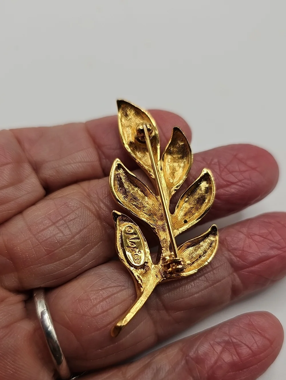 Napier Vintage Leaf Branch Brooch Womens Size OS Gold Tone Botanical Pin 6428